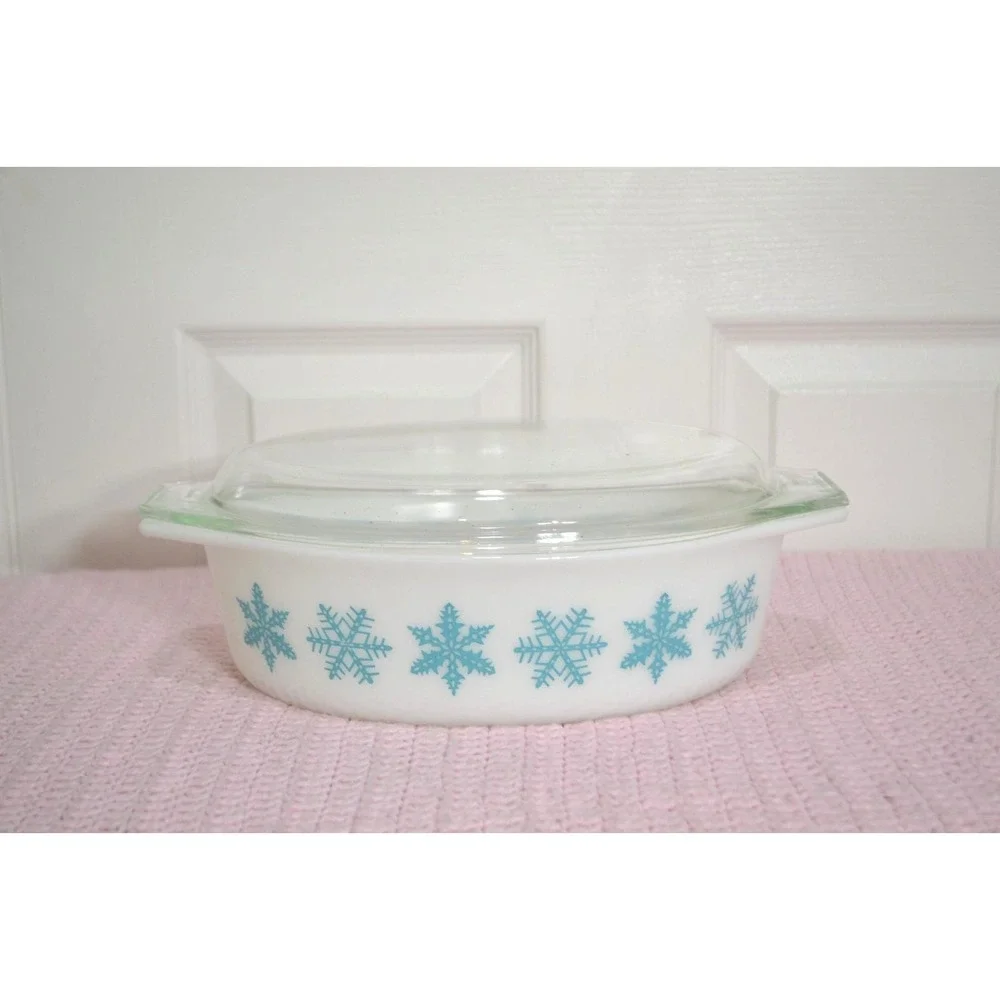 VTG Pyrex Turquoise On White Snowflake Covered Casserole w/ Lid, #045, 2 1/2 Qt